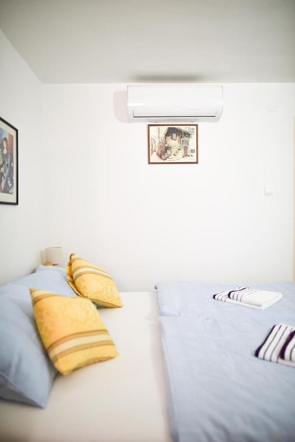 Luka'S Amber Rooms In The Center Of Trogir Exterior photo